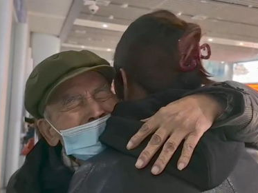 八旬爷爷机场泪目重逢孙女，感人瞬间引网友热议